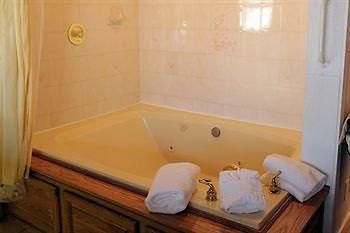 Sybaris Pool Suites Mequon 브라운디어 외부 사진