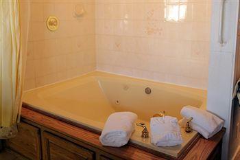 Sybaris Pool Suites Mequon 브라운디어 외부 사진