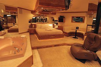 Sybaris Pool Suites Mequon 브라운디어 외부 사진